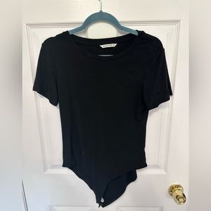 MANGOPOP Round neck - Short sleeved black body suit size large - like new